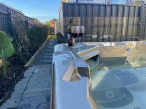 Seaside Retreat on Park - Walk to Beach - Luxury - Jacuzzi